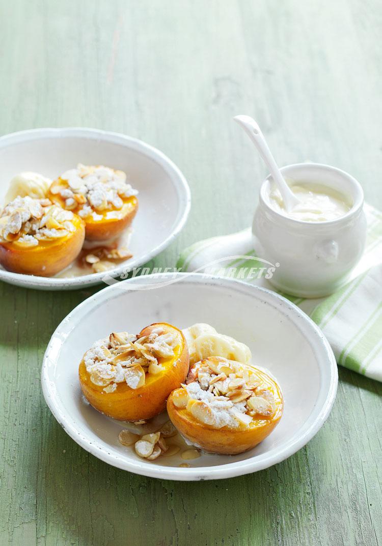 Baked peaches with almonds