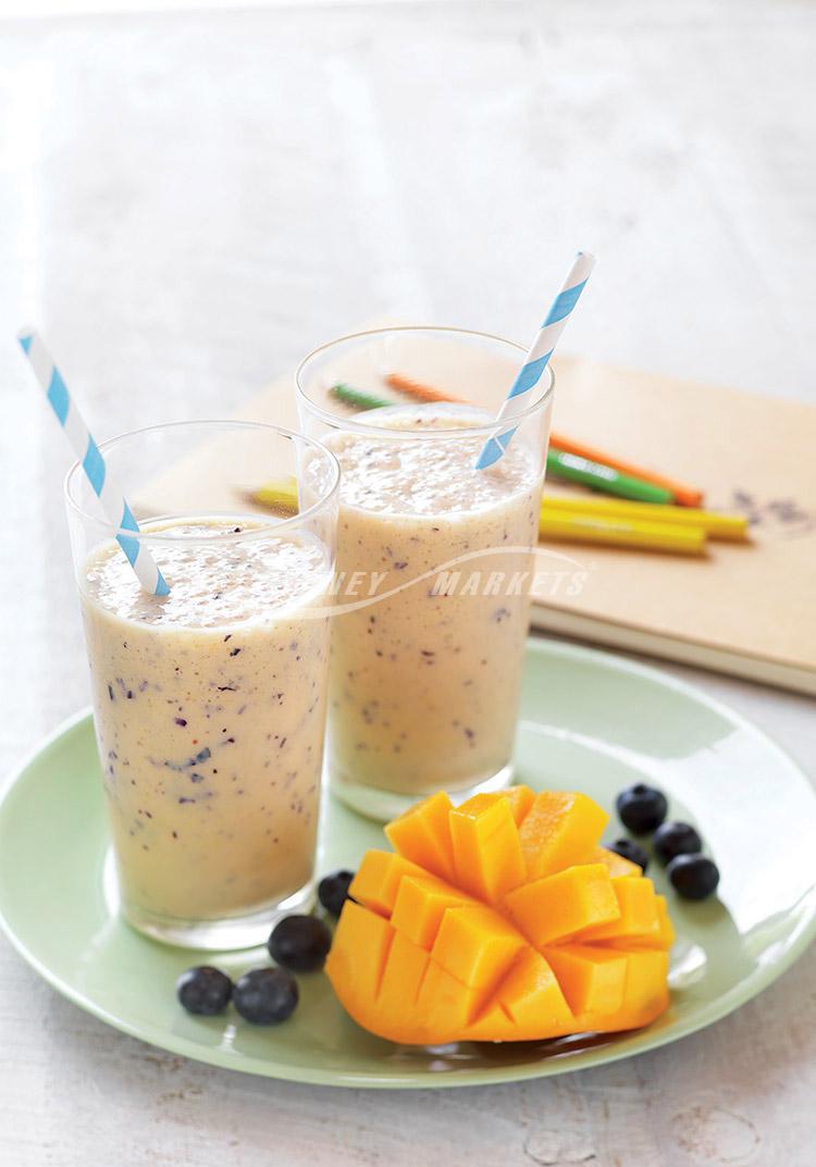 Mango & blueberry smoothie